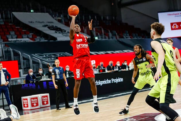 link Shannon Scott Brose Bamberg, 07 Brose Bamberg medi Bayreuth easyCredit BBL Basketball Bundesliga Saison 2021 22 Spieltag 9, 04 12 2021 Bamberg, Brose Arena link Shannon Scott Brose Bamberg, 07 Copyright: DanielxLöb