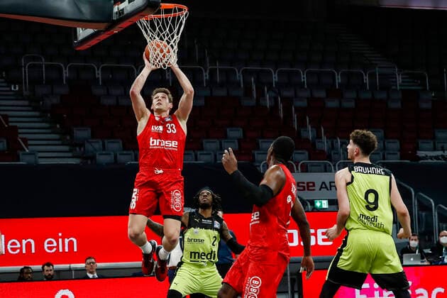 left Patrick Heckmann Brose Bamberg, 33 Brose Bamberg medi Bayreuth easyCredit BBL Basketball Bundesliga Season 2021 22 Matchday 9, 04 12 2021 Bamberg, Brose Arena link Shannon Scott Brose Bamberg, 07 Copyright: DanielxLöb