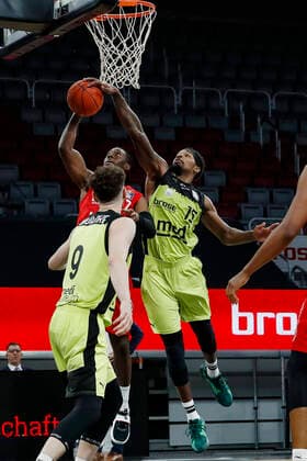 right 15 Terry Allen medi Bayreuth blocks Shannon Scott Brose Bamberg, 07 Brose Bamberg medi Bayreuth easyCredit BBL Basketball Bundesliga Saison 2021 22 Spieltag 9, 04 12 2021 Bamberg, Brose Arena link Shannon Scott Brose Bamberg, 07 Copyright: DanielxLöb
