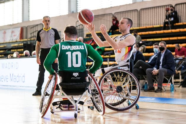European Championship Wheelchair Basketball 04 12 2021 MADRID, SPAIN 4 December Wheelchair Basketball, Germany vs Lithuania Men, on Day 1 of the European Championship Wheelchair Basketball on 04 12 2021 at Polid Municipal Francisco Fernandez Ochoa in Madrid, Spain Edgaras Ciaplinskas Lithuania, 10 , Thomas Boehme Germany, 13 Copyright: xBEAUTIFULxSPORTS Wunderlx