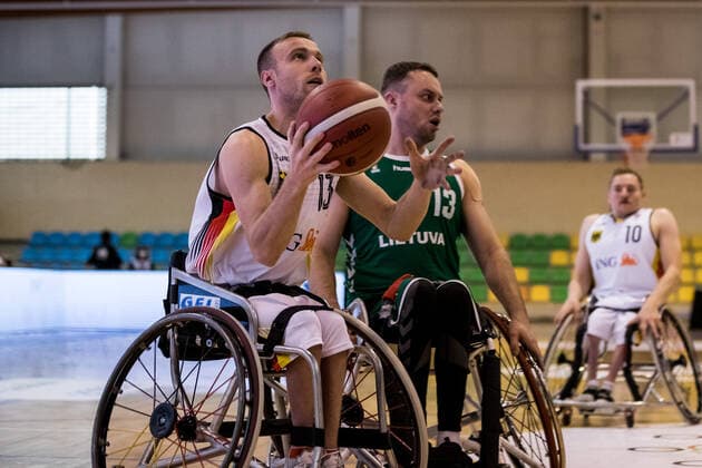 European Championship Wheelchair Basketball 04 12 2021 MADRID, SPAIN 4 December Wheelchair Basketball, Germany vs Lithuania Men, on Day 1 of the European Championship Wheelchair Basketball on 04 12 2021 at Polid Municipal Francisco Fernandez Ochoa in Madrid, Spain Thomas Boehme Germany, 13 , Dalius Zymantas Lithuania, 13 Copyright: xBEAUTIFULxSPORTS Wunderlx