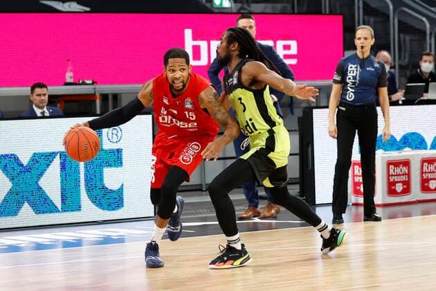 left Trevis Simpson Brose Bamberg, 15 right 03 Marcus Thornton medi Bayreuth Brose Bamberg medi Bayreuth easyCredit BBL Basketball Bundesliga Saison 2021 22 Spieltag 9, 04 12 2021 Bamberg, Brose Arena link Shannon Scott Brose Bamberg, 07 Copyright: DanielxLöb