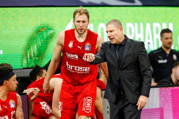 right Headcoach Oren Amiel Brose Bamberg left Christian Sengfelder Brose Bamberg, 43 Brose Bamberg medi Bayreuth easyCredit BBL Basketball Bundesliga Saison 2021 22 Spieltag 9, 04 12 2021 Bamberg, Brose Arena link Shannon Scott Brose Bamberg, 07 Copyright: DanielxLöb