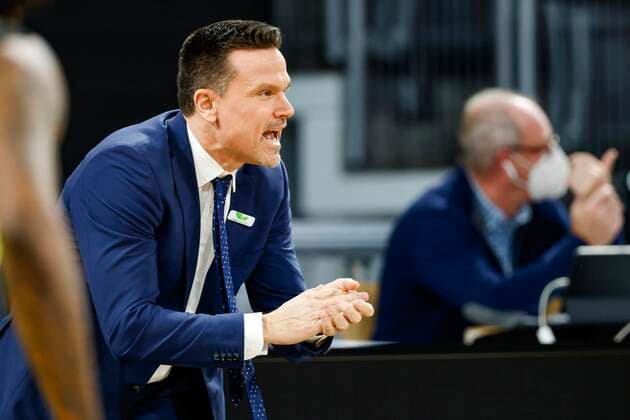 Headcoach Raoul Korner medi Bayreuth Brose Bamberg medi Bayreuth easyCredit BBL Basketball Bundesliga Season 2021 22 Matchday 9, 04 12 2021 Bamberg, Brose Arena Photo Daniel Löb Loeb link Shannon Scott Brose Bamberg, 07 Copyright: DanielxLöb