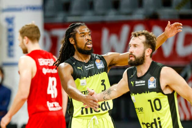 Bayreuth joy left 03 Marcus Thornton medi Bayreuth right 10 Bastian Doreth medi Bayreuth Brose Bamberg medi Bayreuth easyCredit BBL Basketball Bundesliga Season 2021 22 Matchday 9, 04 12 2021 Bamberg, Brose Arena Photo Daniel Löb Loeb link Shannon Scott Brose Bamberg, 07 Copyright: DanielxLöb