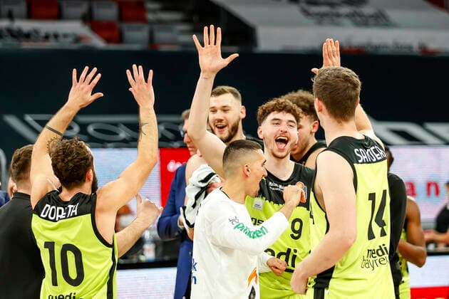 Bayreuth cheers vlnr 10 Bastian Doreth medi Bayreuth 19 Martynas Sajus medi Bayreuth 09 Kay Bruhnke medi Bayreuth 14 Moritz Sanders medi Bayreuth front 07 Philip Jalalpoor medi Bayreuth Brose Bamberg medi Bayreuth easyCredit BBL Basketball Bundesliga Saison 2021 22 Spieltag 9, 04 12 2021 Bamberg, Brose Arena link Shannon Scott Brose Bamberg, 07 Copyright: DanielxLöb