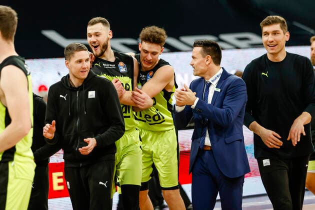 Bayreuth cheers vlnr 19 Martynas Sajus medi Bayreuth 06 Kevin Wohlrath medi Bayreuth Headcoach Raoul Korner medi Bayreuth 11 Andreas Seiferth medi Bayreuth Brose Bamberg medi Bayreuth easyCredit BBL Basketball Bundesliga Saison 2021 22 Spieltag 9, 04 12 2021 Bamberg, Brose Arena link Shannon Scott Brose Bamberg, 07 Copyright: DanielxLöb