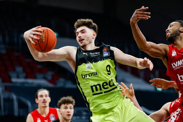 left 09 Kay Bruhnke medi Bayreuth right Akil Mitchell Brose Bamberg, 08 Brose Bamberg medi Bayreuth easyCredit BBL Basketball Bundesliga Saison 2021 22 Spieltag 9, 04 12 2021 Bamberg, Brose Arena link Shannon Scott Brose Bamberg, 07 Copyright: DanielxLöb