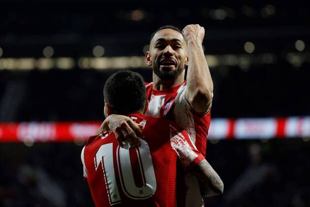 Atletico s Brazilian striker Matheus Cunha (R) celebrates with his teammates after scoring the 1-0 during their LaLiga soccer match between Atletico de Madrid and RCD Mallorca at Wanda Metropolitano stadium in Madrid, Spain, 04 December 2021. Atletico de Madrid - RCD Mallorca !ACHTUNG: NUR REDAKTIONELLE NUTZUNG!  Copyright: xJUANxCARLOSxHIDALGOx GRAF9121 20211204-0b23d524fd08b1e174fc446447791872e7a792f8