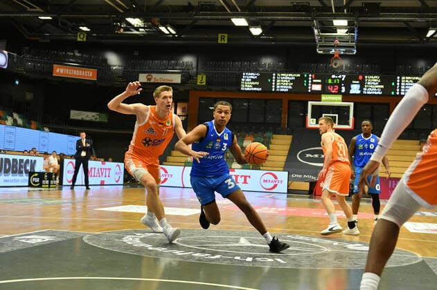 Nils Schmitz PS Karlsruhe Lions 3 against Robin Lodders Rasta Vechta 11 Basketball, BARMER 2 Basketball Bundesliga, Season 2010 22, RASTA Vechta PS Karlsruhe Lions, 4 12 2021, 12 Matchday, Rasta Dome Vechta Copyright: xWenzel Eibner-Pressefotox RVA