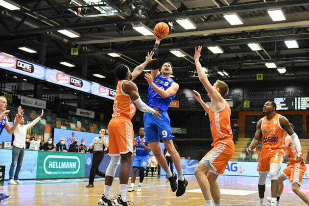 Matthew Freeman PS Karlsruhe Lions 9 between Preston Purifoy Rasta Vechta 24 and Robin Lodders Rasta Vechta 11 Basketball, BARMER 2 Basketball Bundesliga, season 2010 22, RASTA Vechta PS Karlsruhe Lions, 4 12 2021, 12 matchday, Rasta Dome Vechta Copyright: xWenzel Eibner-Pressefotox RVA