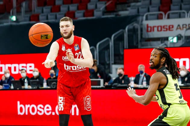 left Martinas Geben Brose Bamberg, 22 right 03 Marcus Thornton medi Bayreuth Brose Bamberg medi Bayreuth easyCredit BBL Basketball Bundesliga Saison 2021 22 Spieltag 9, 04 12 2021 Bamberg, Brose Arena link Shannon Scott Brose Bamberg, 07 Copyright: DanielxLöb