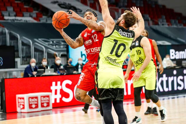 left Justin Robinson Brose Bamberg, 12 right 10 Bastian Doreth medi Bayreuth Brose Bamberg medi Bayreuth easyCredit BBL Basketball Bundesliga Saison 2021 22 Spieltag 9, 04 12 2021 Bamberg, Brose Arena link Shannon Scott Brose Bamberg, 07 Copyright: DanielxLöb