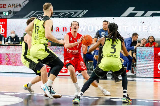 Center Omar Prewitt Brose Bamberg, 04 link 19 Martynas Sajus medi Bayreuth right 03 Marcus Thornton medi Bayreuth Brose Bamberg medi Bayreuth easyCredit BBL Basketball Bundesliga Saison 2021 22 Spieltag 9, 04 12 2021 Bamberg, Brose Arena link Shannon Scott Brose Bamberg, 07 Copyright: DanielxLöb