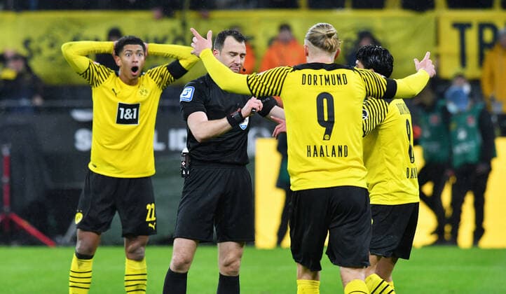 Bilder des Jahres 2021, Sport 12 Dezember Sport Themen der Woche KW48 Sport Bilder des Tages Fussball, Bundesliga, Deutschland, Herren, Saison 2021 2022, 14. Spieltag, Signal Iduna Park Dortmund: Bor. Dortmund, BVB (gelb) - FC Bayern München, FCB (rot); Jude Bellingham (BVB), Erling Haaland (BVB) und Mahmoud Dahoud (BVB) unzufrieden mit Schiedsrichter Felix Zwayer. DFB DFL REGULATIONS PROHIBIT ANY USE OF PHOTOGRAPHS AS IMAGE SEQUENCES AND OR QUASI-VIDEO *** Football, Bundesliga, Germany, men, season 2021 2022, 14 matchday, Signal Iduna Park Dortmund Bor Dortmund, BVB yellow FC Bayern Munich, FCB red Jude Bellingham BVB , Erling Haaland BVB and Mahmoud Dahoud BVB dissatisfied with referee Felix Zwayer DFB DFL REGULATES PROHIBIT ANY USE OF PHOTOGRAPHS AS IMAGE SEQUENCES AND OR QUASI VIDEO