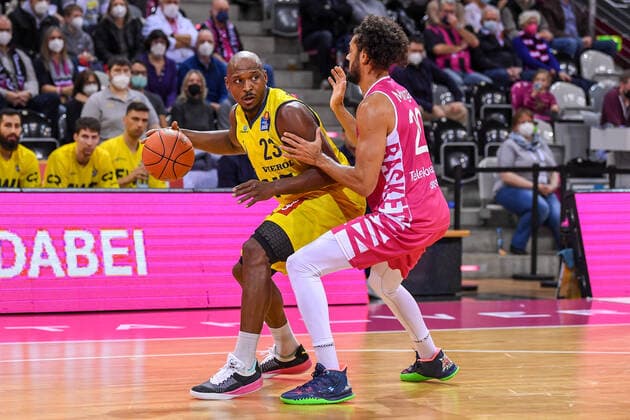 easyCredit BBL, Telekom Baskets Bonn vs EWE Baskets Oldenburg, 04 12 2021 Rickey Paulding EWE Baskets Oldenburg, 23 , Jeremy Morgan Telekom Baskets Bonn, 20 , easyCredit BBL, Telekom Baskets Bonn vs EWE Baskets Oldenburg on 04 12 2021 at Telekom Dome Bonn, Bonn Nordrhein Westfalen Copyright: xBEAUTIFULxSPORTS Mueller-Laschetx