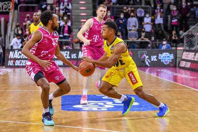 easyCredit BBL, Telekom Baskets Bonn vs EWE Baskets Oldenburg, 04 12 2021 Phil Pressey EWE Baskets Oldenburg, 11 , Parker Jackson Cartwright Telekom Baskets Bonn, 33 , easyCredit BBL, Telekom Baskets Bonn vs EWE Baskets Oldenburg on 04 12 2021 at the Telekom Dome Bonn, Bonn Nordrhein Westfalen Copyright: xBEAUTIFULxSPORTS Mueller-Laschetx