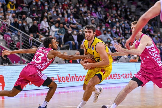 easyCredit BBL, Telekom Baskets Bonn vs EWE Baskets Oldenburg, 04 12 2021 Sebastian Herrera EWE Baskets Oldenburg, 7 , Parker Jackson Cartwright Telekom Baskets Bonn, 33 , Skyler Bowlin Telekom Baskets Bonn, 12 , easyCredit BBL, Telekom Baskets Bonn vs EWE Baskets Oldenburg on 04 12 2021 at Telekom Dome Bonn, Bonn Nordrhein Westfalen Copyright: xBEAUTIFULxSPORTS Mueller-Laschetx