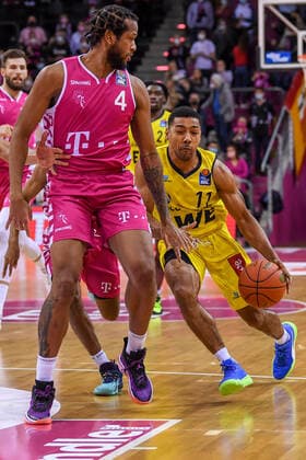 easyCredit BBL, Telekom Baskets Bonn vs EWE Baskets Oldenburg, 04 12 2021 Phil Pressey EWE Baskets Oldenburg, 11 , Justin Gorham Telekom Baskets Bonn, 4 , easyCredit BBL, Telekom Baskets Bonn vs EWE Baskets Oldenburg on 04 12 2021 at Telekom Dome Bonn, Bonn Nordrhein Westfalen Copyright: xBEAUTIFULxSPORTS Mueller-Laschetx