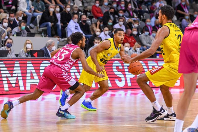 easyCredit BBL, Telekom Baskets Bonn vs EWE Baskets Oldenburg, 04 12 2021 Phil Pressey EWE Baskets Oldenburg, 11 , Parker Jackson Cartwright Telekom Baskets Bonn, 33 , easyCredit BBL, Telekom Baskets Bonn vs EWE Baskets Oldenburg on 04 12 2021 at the Telekom Dome Bonn, Bonn Nordrhein Westfalen Copyright: xBEAUTIFULxSPORTS Mueller-Laschetx
