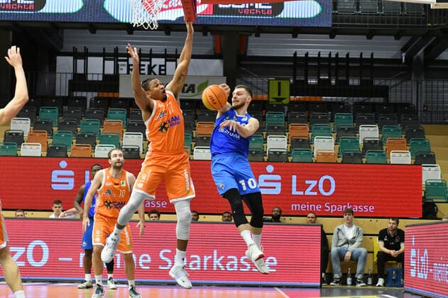 Ferdinand Zylka PS Karlsruhe Lions 10 against Johann Gruenloh Rasta Vechta 17 Basketball, BARMER 2 Basketball Bundesliga, Season 2010 22, RASTA Vechta PS Karlsruhe Lions, 4 12 2021, 12 Matchday, Rasta Dome Vechta Copyright: xWenzel Eibner-Pressefotox RVA