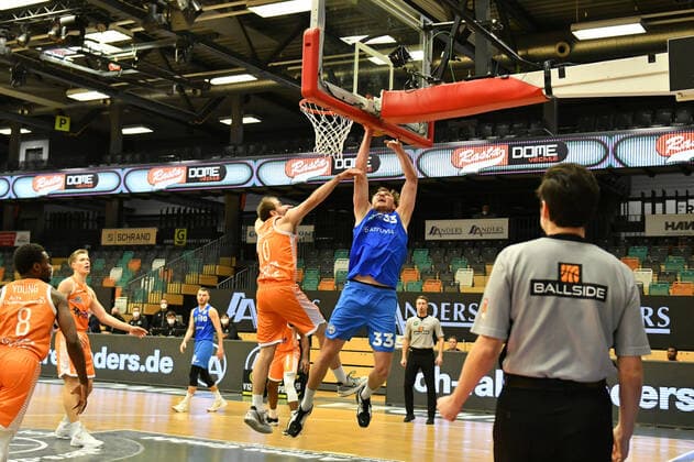 Tom Alte PS Karlsruhe Lions 33 puts through against Kevin Smit Rasta Vechta 10 Basketball, BARMER 2 Basketball Bundesliga, season 2010 22, RASTA Vechta PS Karlsruhe Lions, 4 12 2021, 12 matchday, Rasta Dome Vechta Copyright: xWenzel Eibner-Pressefotox RVA