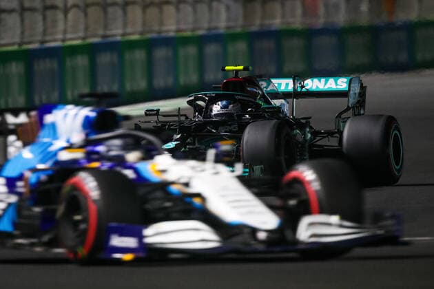 77 BOTTAS Valtteri (fin), Mercedes AMG F1 GP W12 E Performance, 63 RUSSELL George (gbr), Williams Racing F1 FW43B, action during the Formula 1 stc Saudi Arabian Grand Prix 2021, 21th round of the 2021 FIA Formula One World Championship, WM, Weltmeisterschaft from December 3 to 5, 2021 on the Jeddah Corniche Circuit, in Jeddah, Saudi Arabia - F1 - SAUDI ARABIAN GRAND PRIX 2021 DPPI Panoramic  20211204_GOODEN_FG0O2513