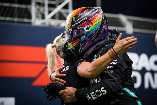 HAMILTON Lewis (gbr), Mercedes AMG F1 GP W12 E Performance, portrait celebrating pole position with CULLEN Angela, during the Formula 1 stc Saudi Arabian Grand Prix 2021, 21th round of the 2021 FIA Formula One World Championship, WM, Weltmeisterschaft from December 3 to 5, 2021 on the Jeddah Corniche Circuit, in Jeddah, Saudi Arabia - F1 - SAUDI ARABIAN GRAND PRIX 2021 DPPI Panoramic  20211204_GOODEN_FGO07648
