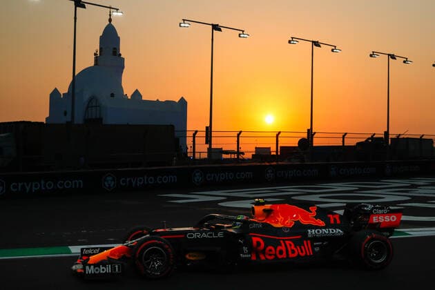 11 PEREZ Sergio (mex), Red Bull Racing Honda RB16B, action during the Formula 1 stc Saudi Arabian Grand Prix 2021, 21th round of the 2021 FIA Formula One World Championship, WM, Weltmeisterschaft from December 3 to 5, 2021 on the Jeddah Corniche Circuit, in Jeddah, Saudi Arabia - F1 - SAUDI ARABIAN GRAND PRIX 2021 DPPI Panoramic  00121043__V2_5381