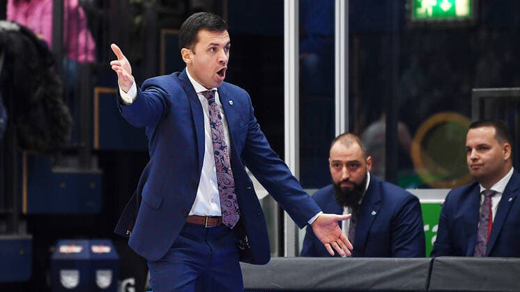 Basketball, 1 Bundesliga, 2021 2022 season, matchday 9, SYNTAINICS MBC Mitteldeutscher Basketball Club Weissenfels vs FC Bayern Muenchen Basketball 04 12 2021 Igor Jovovic Head Coach Trainer MBC Weissenfels gestures on the sidelines during the game Weißenfels vs FC Bayern Munich Basketball 04 12 2021 In the background Martin Geissler Managing Director Managing Partner MBC Weissenfels re and Djordje Pantelic Assistant Coach Co Trainer MBC Weissenfels 2 v r Weißenfels Sachsen Anhalt Germany Stadthalle Weißenfels