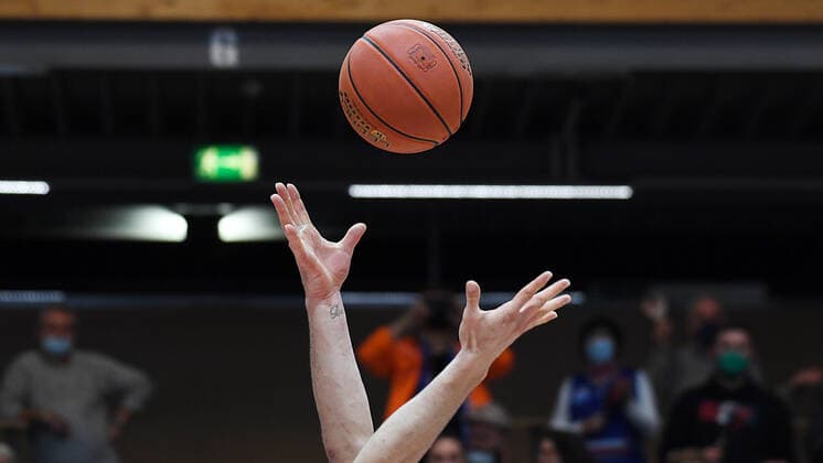 Basketball, 1 Bundesliga, Season 2021 2022, 9 Matchday, SYNTAINICS MBC Mitteldeutscher Basketball Club Weissenfels vs FC Bayern Muenchen Basketball 04 12 2021 Tipp Off Kick-off Kick-off at the match Weissenfels vs FC Bayern Munich Basketball 04 12 021 Weissenfels Saxony Anhalt Germany Stadthalle Weissenfels