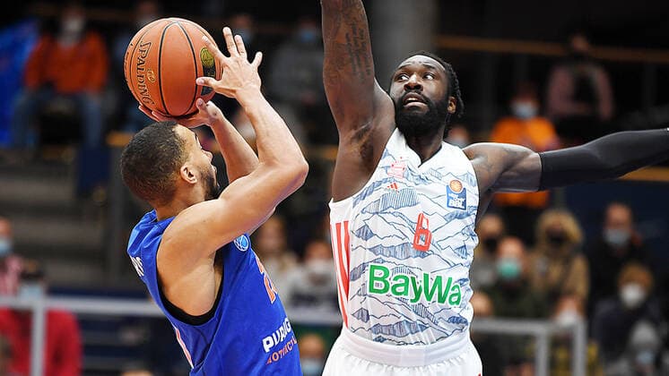 Basketball, 1 Bundesliga, Season 2021 2022, 9 Matchday, SYNTAINICS MBC Mitteldeutscher Basketball Club Weissenfels vs FC Bayern Muenchen Basketball 04 12 2021 Duel for the ball under the basket between Jamel Morris Guard MBC Weissenfels, back number 20 left and Othello Hunter Center Bayern Muenchen, back number 8 right during the match Weißenfels vs FC Bayern Munich Basketball 04 12 2021 Weißenfels Sachsen Anhalt Germany Stadthalle Weißenfels