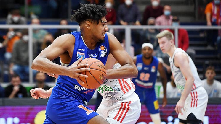 Basketball, 1 Bundesliga, Season 2021 2022, 9 Matchday, SYNTAINICS MBC Mitteldeutscher Basketball Club Weissenfels vs FC Bayern Muenchen Basketball 04 12 2021 Duel for the ball between Kostja Mushidi Weissenfels, back number 11 left and Nihad Dedovic Forward Bayern Muenchen, back number 14 right during the match Weißenfels vs FC Bayern Muenchen Basketball 04 12 2021 Weißenfels Sachsen Anhalt Germany Stadthalle Weißenfels