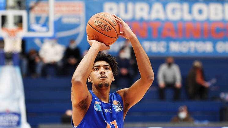 Basketball, 1 Bundesliga, season 2021 2022, 9 matchday, SYNTAINICS MBC Mitteldeutscher Basketball Club Weissenfels vs FC Bayern Muenchen Basketball 04 12 2021 free throw Kostja Mushidi Weissenfels, back number 11 during the game Weißenfels vs FC Bayern Munich Basketball 04 12 2021 Weißenfels Sachsen Anhalt Germany Stadthalle Weißenfels