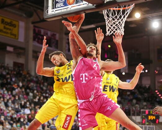 Michael Kessens Telekom Baskets Bonn vs EWE Baskets Oldenburg easyCredit BBL 1 Bundesliga , 2021 2022 season , Hauptrunde 9 Spieltag