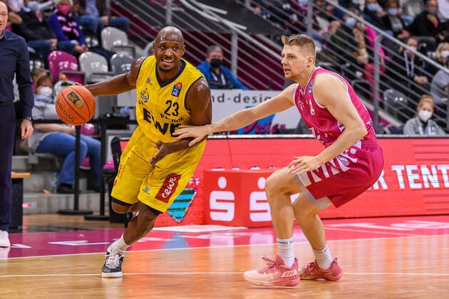 easyCredit BBL, Telekom Baskets Bonn vs EWE Baskets Oldenburg, 04 12 2021 Rickey Paulding EWE Baskets Oldenburg, 23 , Tim Hasbargen Telekom Baskets Bonn, 24 , easyCredit BBL, Telekom Baskets Bonn vs EWE Baskets Oldenburg on 04 12 2021 at Telekom Dome Bonn, Bonn Nordrhein Westfalen Copyright: xBEAUTIFULxSPORTS Mueller-Laschetx