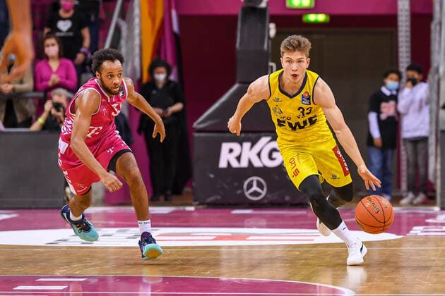 easyCredit BBL, Telekom Baskets Bonn vs EWE Baskets Oldenburg, 04 12 2021 Bennet Hundt EWE Baskets Oldenburg, 33 , Parker Jackson Cartwright Telekom Baskets Bonn, 33 , easyCredit BBL, Telekom Baskets Bonn vs EWE Baskets Oldenburg on 04 12 2021 at the Telekom Dome Bonn, Bonn Nordrhein Westfalen Copyright: xBEAUTIFULxSPORTS Mueller-Laschetx