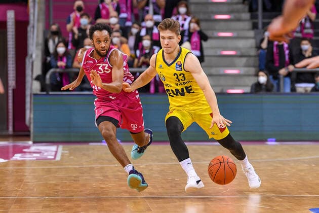 easyCredit BBL, Telekom Baskets Bonn vs EWE Baskets Oldenburg, 04 12 2021 Bennet Hundt EWE Baskets Oldenburg, 33 , Parker Jackson Cartwright Telekom Baskets Bonn, 33 , easyCredit BBL, Telekom Baskets Bonn vs EWE Baskets Oldenburg on 04 12 2021 at the Telekom Dome Bonn, Bonn Nordrhein Westfalen Copyright: xBEAUTIFULxSPORTS Mueller-Laschetx