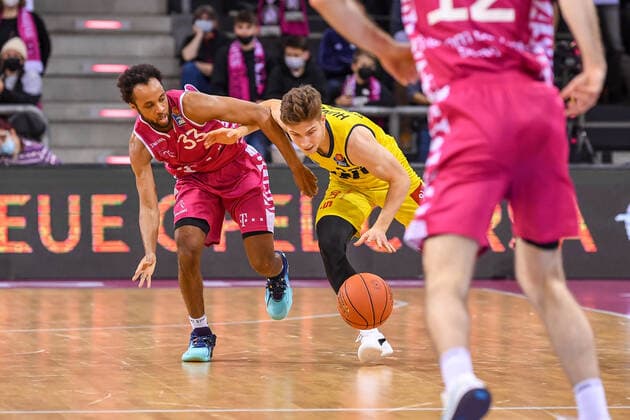 easyCredit BBL, Telekom Baskets Bonn vs EWE Baskets Oldenburg, 04 12 2021 Bennet Hundt EWE Baskets Oldenburg, 33 , Parker Jackson Cartwright Telekom Baskets Bonn, 33 , easyCredit BBL, Telekom Baskets Bonn vs EWE Baskets Oldenburg on 04 12 2021 at the Telekom Dome Bonn, Bonn Nordrhein Westfalen Copyright: xBEAUTIFULxSPORTS Mueller-Laschetx