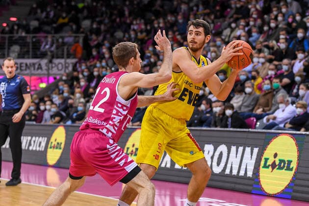 easyCredit BBL, Telekom Baskets Bonn vs EWE Baskets Oldenburg, 04 12 2021 Sebastian Herrera EWE Baskets Oldenburg, 7 , Skyler Bowlin Telekom Baskets Bonn, 12 , easyCredit BBL, Telekom Baskets Bonn vs EWE Baskets Oldenburg on 04 12 2021 at Telekom Dome Bonn, Bonn Nordrhein Westfalen Copyright: xBEAUTIFULxSPORTS Mueller-Laschetx