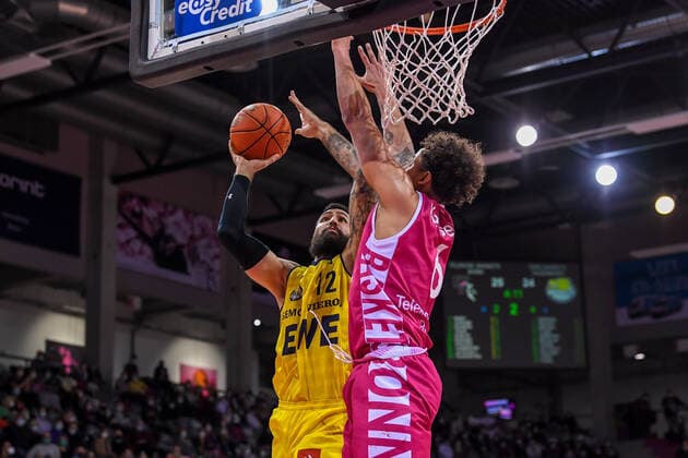 easyCredit BBL, Telekom Baskets Bonn vs EWE Baskets Oldenburg, 04 12 2021 Martin Breunig EWE Baskets Oldenburg, 12 , Michael Kessens Telekom Baskets Bonn, 6 , easyCredit BBL, Telekom Baskets Bonn vs EWE Baskets Oldenburg on 04 12 2021 at Telekom Dome Bonn, Bonn Nordrhein Westfalen Copyright: xBEAUTIFULxSPORTS Mueller-Laschetx