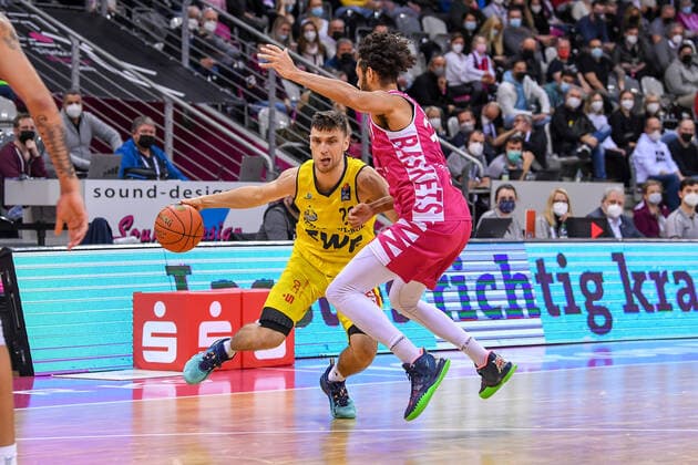 easyCredit BBL, Telekom Baskets Bonn vs EWE Baskets Oldenburg, 04 12 2021 Michal Michalak EWE Baskets Oldenburg, 20 , Jeremy Morgan Telekom Baskets Bonn, 20 , easyCredit BBL, Telekom Baskets Bonn vs EWE Baskets Oldenburg on 04 12 2021 at Telekom Dome Bonn, Bonn Nordrhein Westfalen Copyright: xBEAUTIFULxSPORTS Mueller-Laschetx