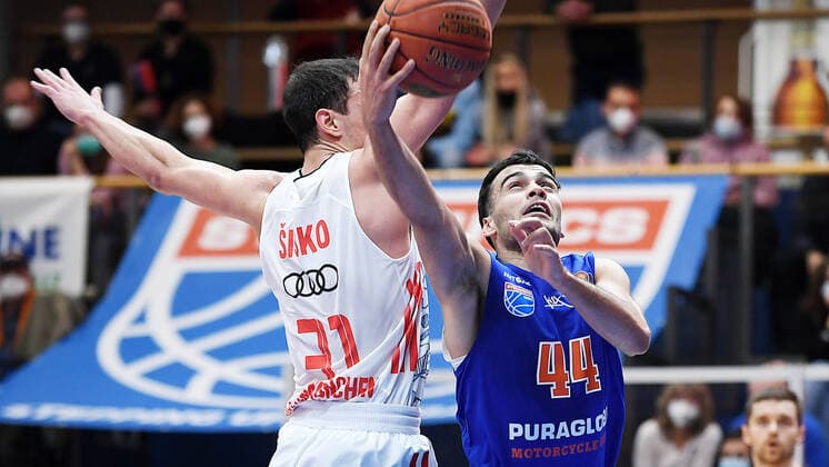 Basketball, 1 Bundesliga, Season 2021 2022, 9 Matchday, SYNTAINICS MBC Mitteldeutscher Basketball Club Weissenfels vs FC Bayern Muenchen Basketball 04 12 2021 Duel for the ball between Nikola Rebic Guard MBC Weissenfels, back number 44 and Zan Sisko Guard Bayern Muenchen, back number 31 li during the match Weißenfels vs FC Bayern Munich Basketball 04 12 2021 Weißenfels Sachsen Anhalt Germany Stadthalle Weißenfels