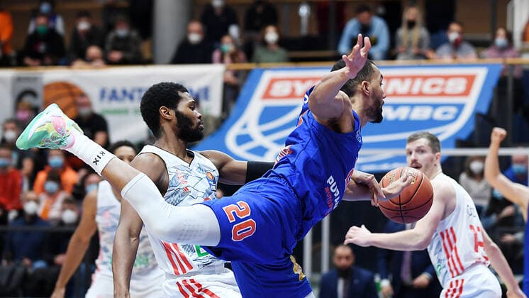 Basketball, 1 Bundesliga, season 2021 2022, 9 matchday, SYNTAINICS MBC Mitteldeutscher Basketball Club Weissenfels vs FC Bayern Muenchen Basketball 04 12 2021 Jamel Morris Guard MBC Weissenfels, back number 20 on the ball during the game Weißenfels vs FC Bayern Munich Basketball 04 12 2021 Weißenfels Sachsen Anhalt Germany Stadthalle Weißenfels