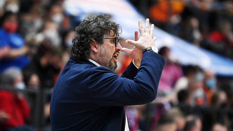 Basketball, 1 Bundesliga, 2021 2022 season, 9 match day, SYNTAINICS MBC Mitteldeutscher Basketball Club Weissenfels vs FC Bayern Muenchen Basketball 04 12 2021 Andrea Trinchieri Head Coach Bayern Muenchen gestures during the game Weissenfels vs FC Bayern Munich Basketball 04 12 2021 Weissenfels Saxony Anhalt Germany Stadthalle Weissenfels