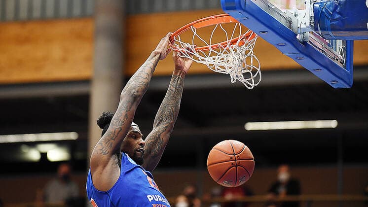 Basketball, 1 Bundesliga, season 2021 2022, 9 matchday, SYNTAINICS MBC Mitteldeutscher Basketball Club Weissenfels vs FC Bayern Muenchen Basketball 04 12 2021 Chris Coffey Forward MBC Weissenfels, back number 22 at the basket with a dunk during the game Weißenfels vs FC Bayern Munich Basketball 04 12 2021 Weißenfels Sachsen Anhalt Germany Stadthalle Weißenfels