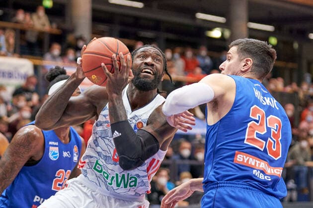 Othello Hunter FCBB, 8 , Goran Huskic MBC, 23 , Syntainics MBC vs FC Bayern Muenchen, Basketball Bundesliga, Men, 2021 2022, Matchday 9, , 04 12 2021, Syntainics MBC vs FC Bayern Muenchen, Basketball Bundesliga, Men, 2021 2022, Matchday 9, , 04 12 2021, Weissenfels. Copyright: xEibner-Pressefoto EckehardxSchulzx EP_EER