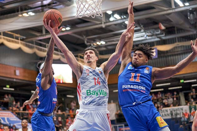 Chris Coffey MBC, 22 , Nihad Dedovic FCBB, 14 , Kostja Mushidi MBC, 11 , Syntainics MBC vs FC Bayern Muenchen, Basketball Bundesliga, Men, 2021 2022, Matchday 9, , 04 12 2021, Syntainics MBC vs FC Bayern Muenchen, Basketball Bundesliga, Men, 2021 2022, Matchday 9, , 04 12 2021, Weissenfels. Copyright: xEibner-Pressefoto EckehardxSchulzx EP_EER