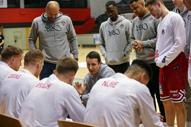 04 12 2021, xovx, Basketball 2 Bundesliga Pro B, Giessen 46ers Rackelos White Wings Hanau coach Patrick Unger Giessen 46ers Rackelos with instructions to his team Giessen Sporthalle Ost Hessen Germany EN