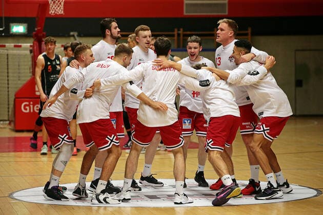 04 12 2021, xovx, Basketball 2 Bundesliga Pro B, Giessen 46ers Rackelos White Wings Hanau The players of the Giessen 46ers Rackelos swear a Giessen Sporthalle Ost Hessen Germany EN